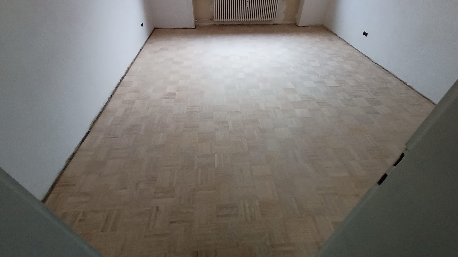 Detailaufnahme eines verlegten Echtholzbodens