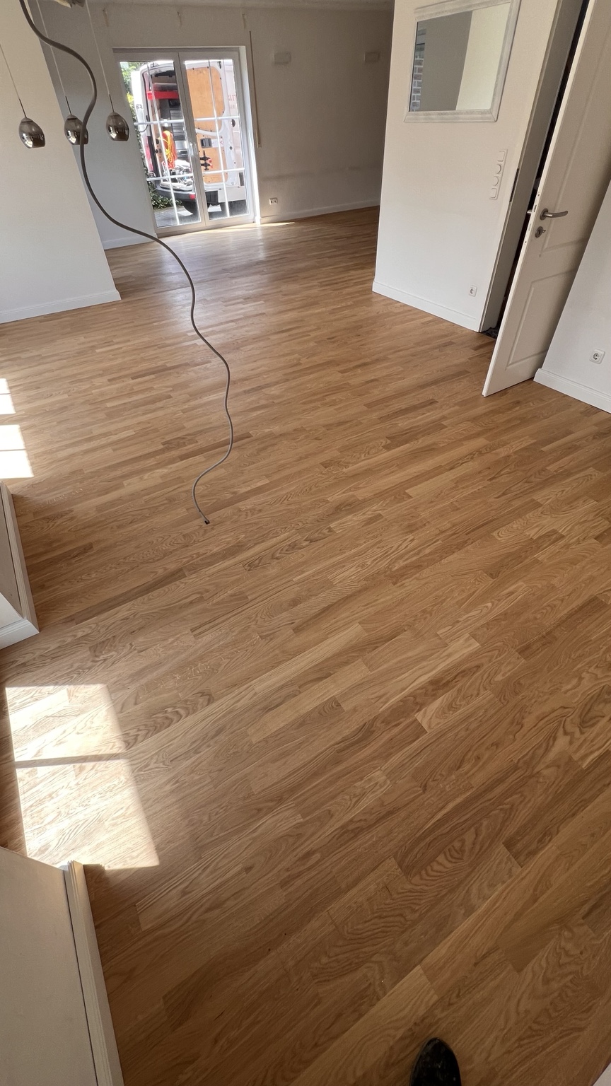 Holzparkett in einem sonnigen Wohnraum