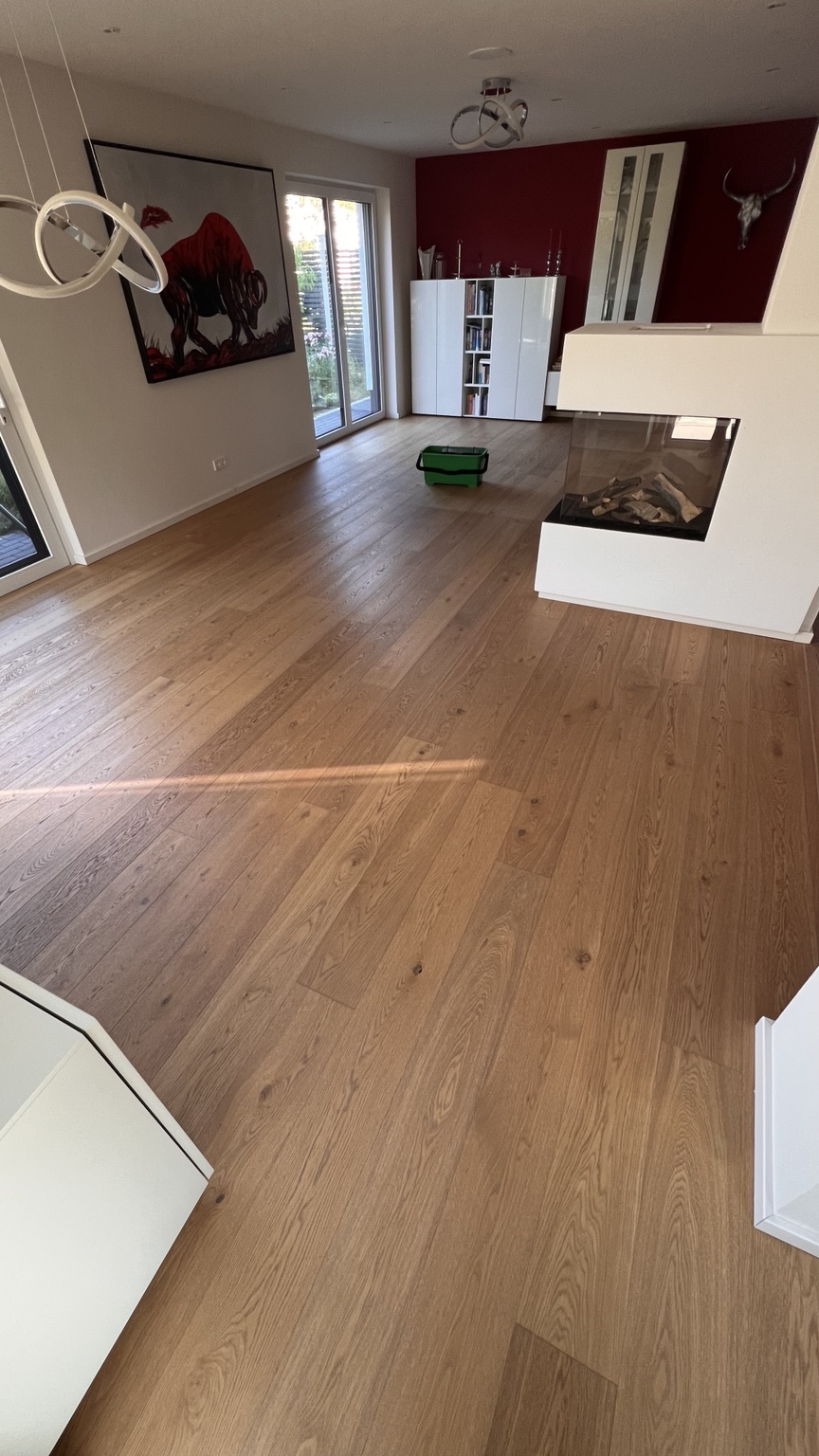 Gepflegter Eichenparkettboden in einem modernen Wohnraum nach der Reinigung