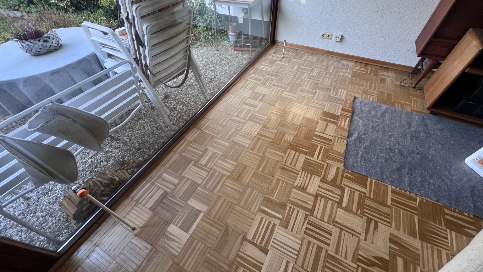 Würfelparkett nach der Reparatur an der Terrassentür