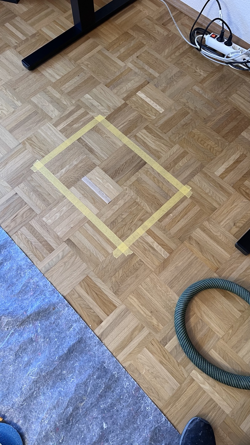 Markierte Reparaturstelle im Würfelparkett