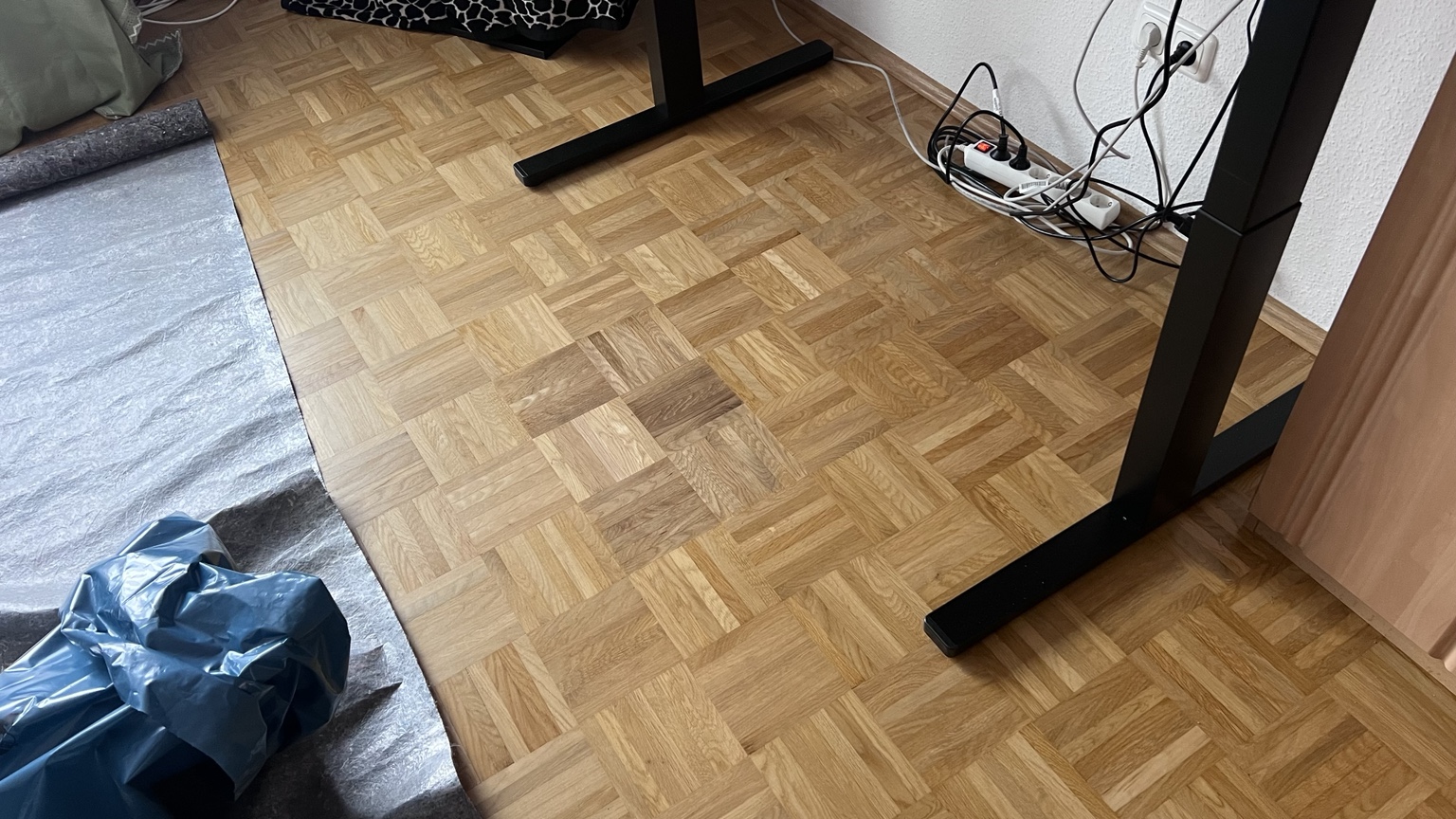Ausgebesserte Stelle im Würfelparkett