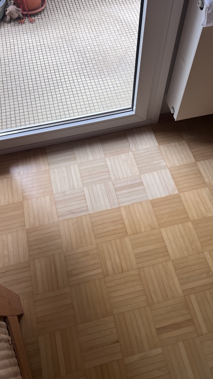 Repariertes Parkett vor einer Balkontür