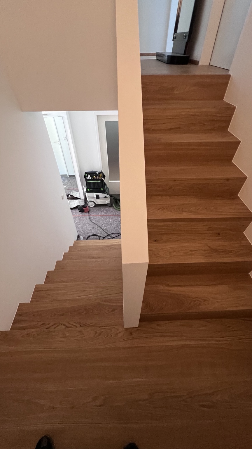 Eichentreppe mit Podest und durchgehendem Holzbelag
